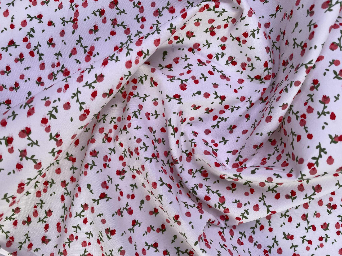 64% Cotton 30% Poly 6% Lycra - Green/Red/White - 51"Wide - Sold By The Metre